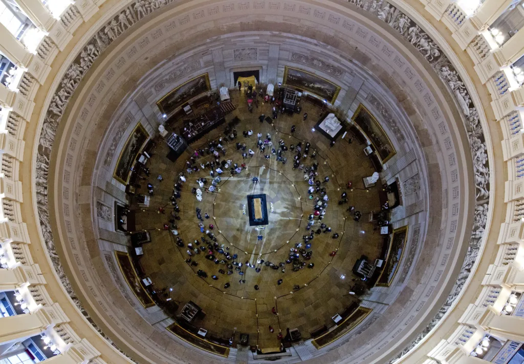Pohřeb baptistického kazatele a duchovního poradce prezidentů Spojených států amerických Billyho Grahama ve washingtonském Kapitolu. Duchovní zemřel ve věku 99 let