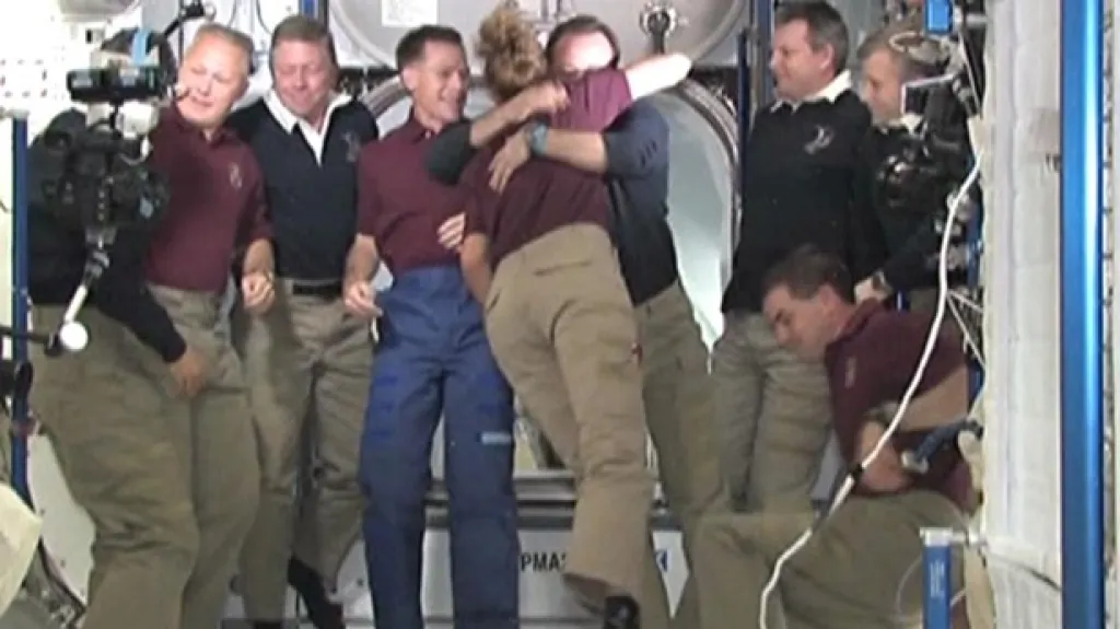 Astronauti z Atlantisu se loučí s osádkou ISS