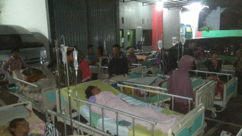 Evakuace nemocnice po zemětřesení na Jávě