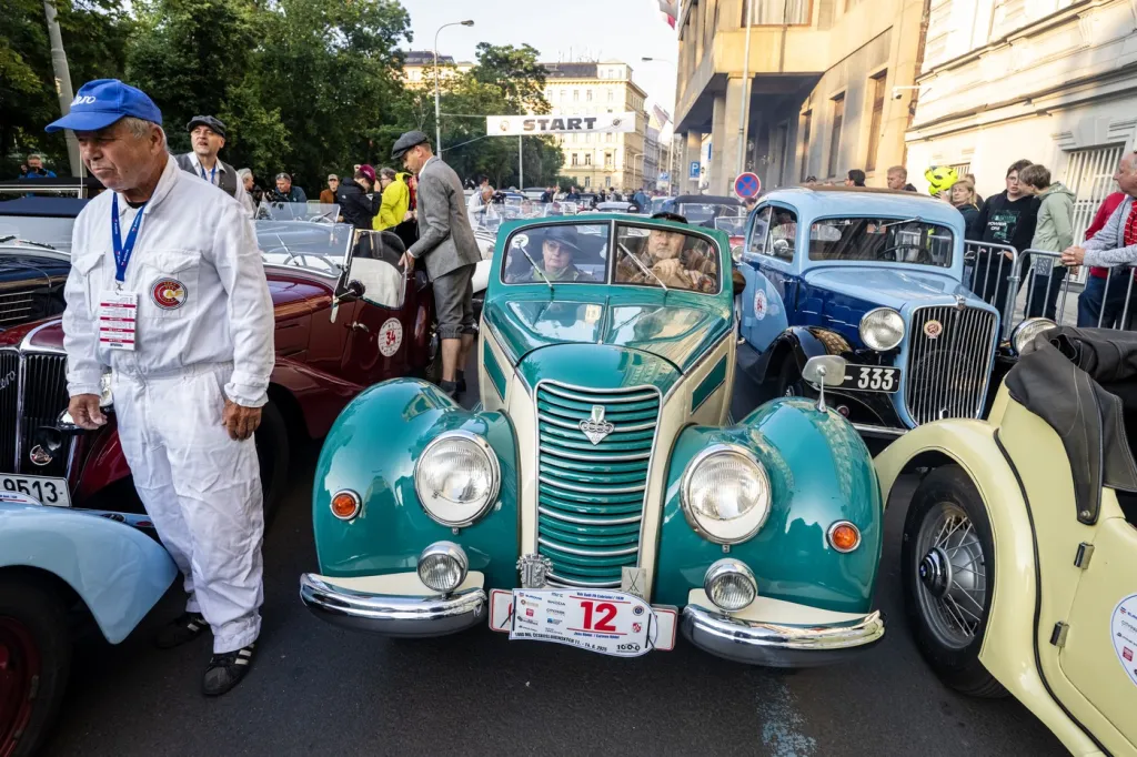 Pořadatelem soutěže je v současnosti Spolek přátel 1000 mil československých v součinnosti s Veteran car clubem Praha, Veteran klubem Bratislava, Autoklubem ČR a Národním technickým muzeem