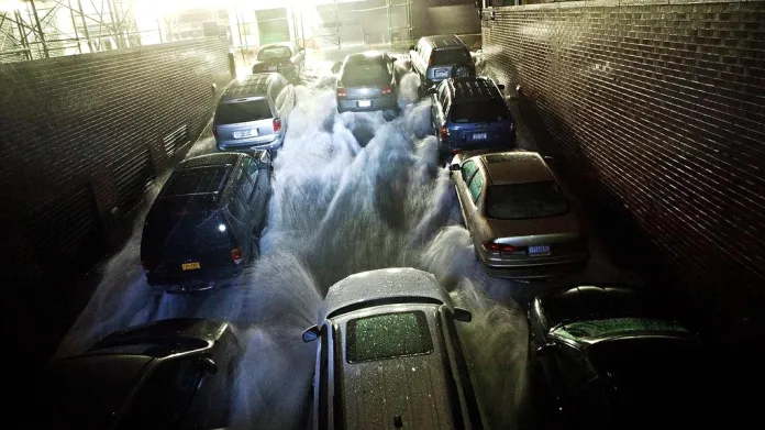 Voda se valí do podzemních garáží na Dolním Manhattanu