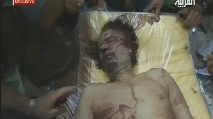 Libyjci vystavili Kaddáfího tělo v Misurátě