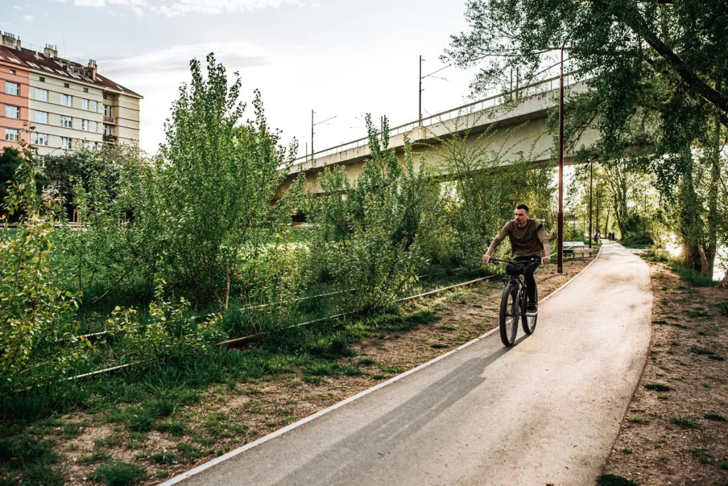 Krajinářská architektura a zahradní tvorba: Park U Vody, Praha 7. Autoři: Tereza Rapsová, Alice Boušková, Martina Tománková, Marie McClellan, Marie Pourghasem, Tereza Lacigová