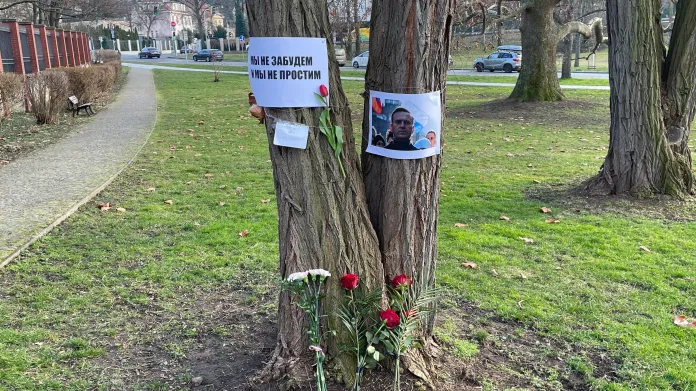 Okolí ruského velvyslanectví v Praze. Na plakátu je nápis: „Nezapomeneme a neodpustíme“