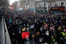 Při sobotních protestech proti bezpečnostnímu zákonu ve Francii zadrželi policisté 142 lidí