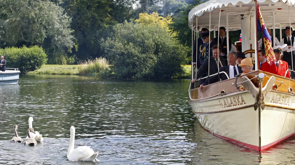 Královna Alžběta II. sleduje labutě po vypuštění na řeku nedaleko Windsoru (2009)