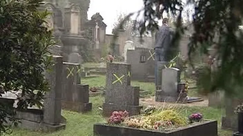 Radnice v Kamenickém Šenově nechala označit fosforovým křížem náhrobky, za které nikdo neplatí.