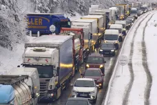 Sníh na Vysočině opakovaně zastavil provoz na dálnici D1