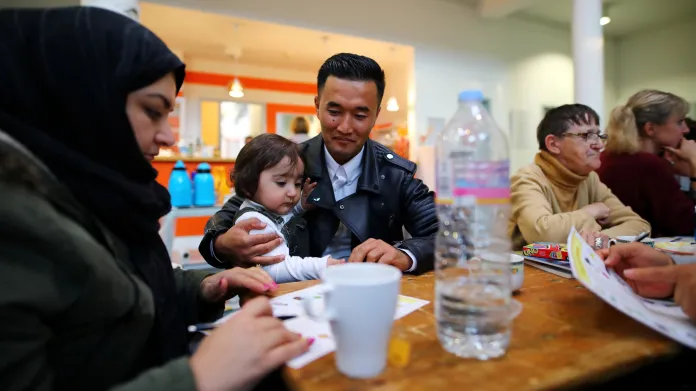 Afghánská rodina se v jedné z berlínských kaváren účastní jazykového kurzu