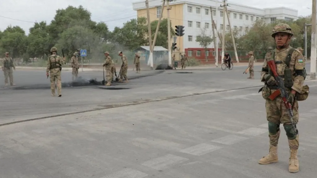 Uzbečtí vojáci na ulici v Nukusu