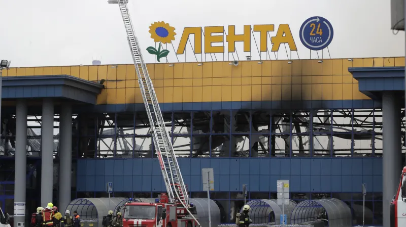 Část petrohradského supermarketu se zřítila