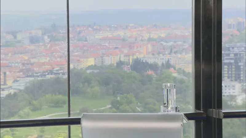 Prázdný pultík Andreje Babiše. Do Otázek Václava Moravce nepřišel