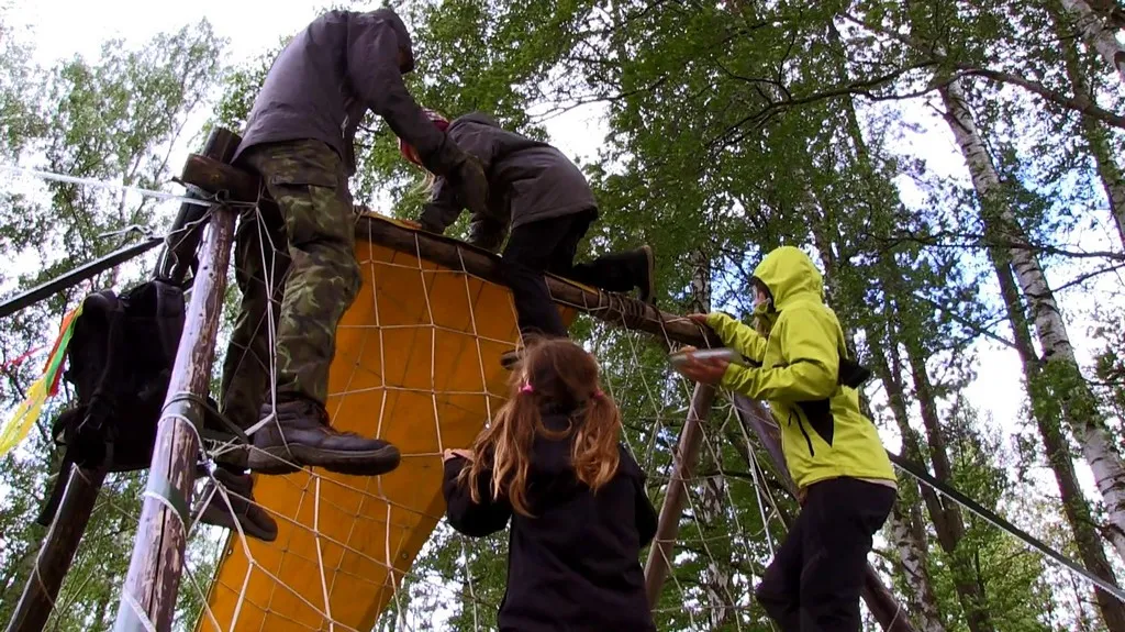 Děti zdolávají překážku