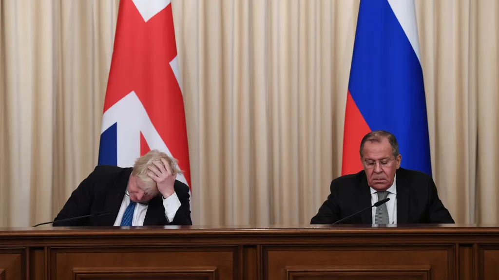 Boris Johnson (vlevo) a Sergej Lavrov