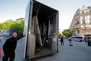 Notre-Dame dočasně ochrání plachta. Odborníci mezitím stěhují cenné obrazy do Louvru