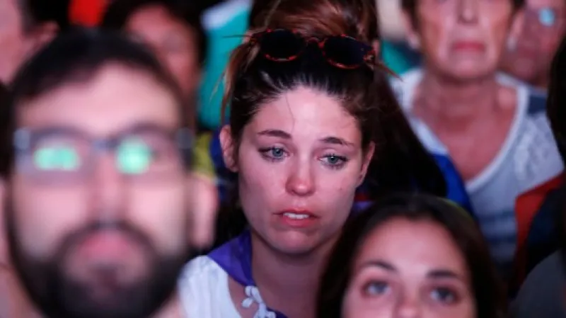 Lidé v ulicích Barcelony sledovali premiérův projev,  Autor: Gonzalo Fuentes,  Zdroj: Reuters