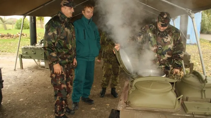 Čeští vojáci zaškolují maďarské kolegy v obsluze polní kuchyně