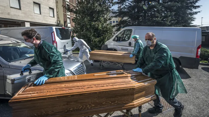 Márnice v nemocnicích v italském Bergamu se rychle plní
