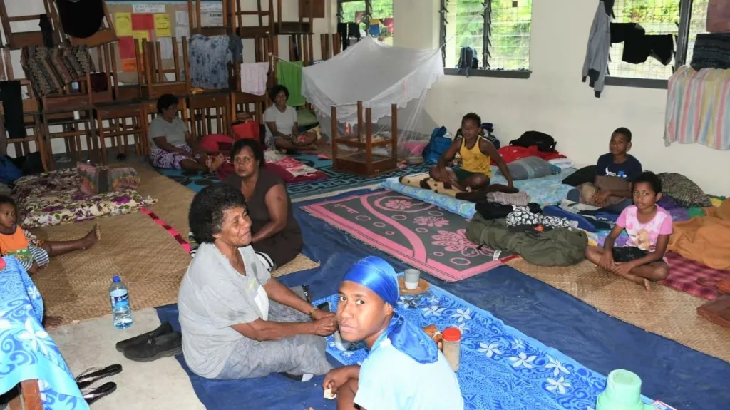 Lidé na Fidži se ukryli před cyklonem do evakuačních center