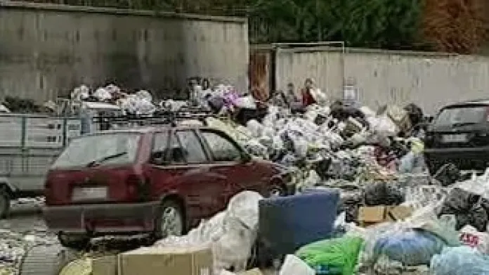 V ulicích jihoitalské Neapole se navršily dvě tuny odpadků, které nikdo nesváží, protože není kam.