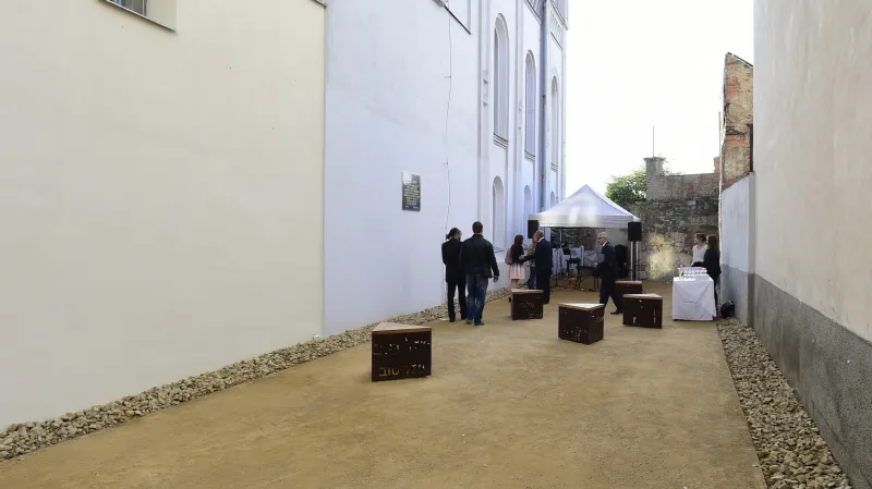Výtvarná plastika v proluce u synagogy v Hranicích slouží k sezení