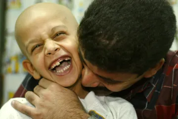 Dětem s rakovinou by mohly pomoci vakcíny. Jejich účinnost ověřili čeští vědci