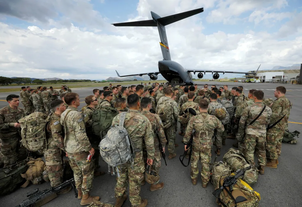 Příprava výsadku 82. výsadkové divize americké armády během cvičení v Kolumbii