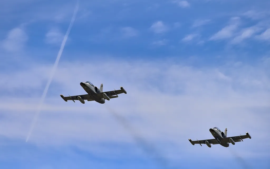 Nebe nad Čáslaví brázdí oblíbený český letoun L-159A Alca. Vedle něj se do cvičení zapojil i bombardér B-52, víceúčelový letoun EF-2000 Typhoon, stíhací letoun PA-200 Tornado a letoun  KC-135