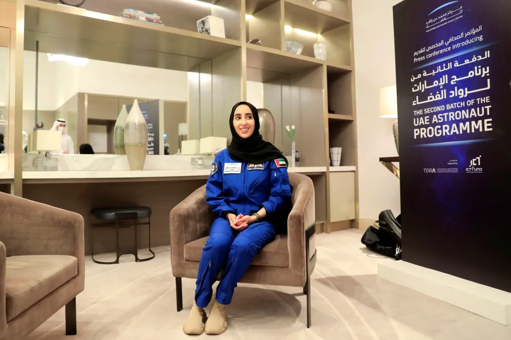 Núra al-Matrúšiová (28) se stala první arabskou ženou-astronautkou v historii, když byla zařazena 10. dubna do vesmírného programu Spojených arabských emirátů