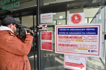 Koronavirus skloňují každý den, setkat se s ním nesmí. Redakce zavádějí preventivní opatření