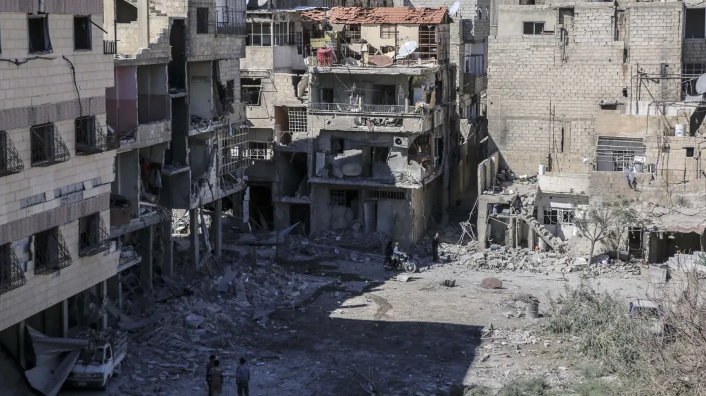 Mnohá předměstí Damašku nesou známky bojů