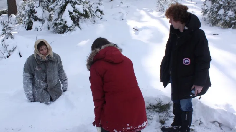 Aneta Langerová (vlevo) ve filmu 8 hlav šílenství