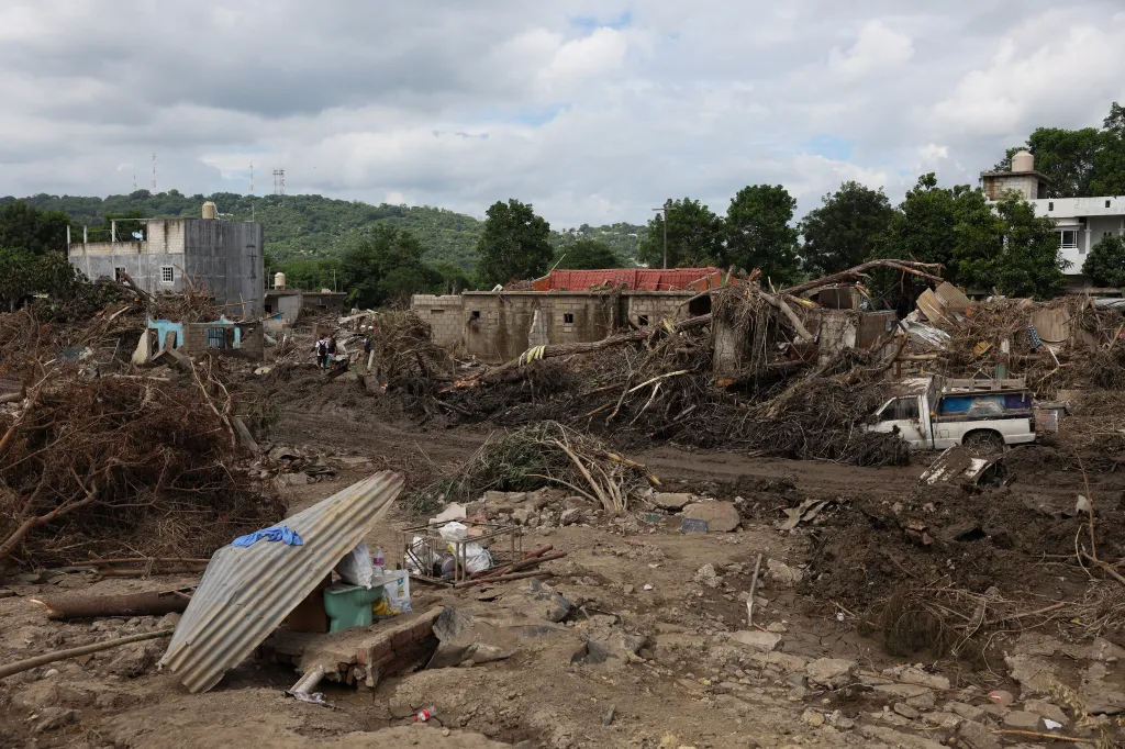 Přívalové deště přišly ke konci období dešťů. Půda měsíc nasáklá vodou a rozvodněné řeky tak nebyly schopné množství napadané vody odvést