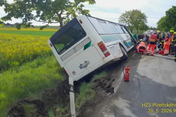 Na Rokycansku havaroval autobus s dětmi, několik lidí je lehce zraněných