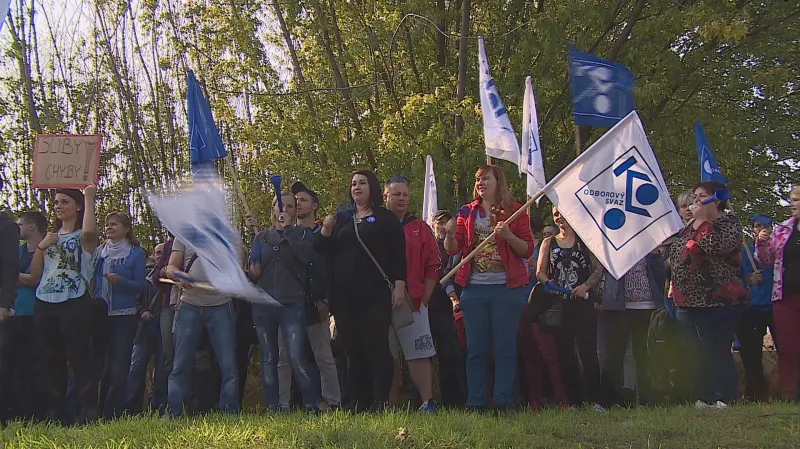 Lidé protestují proti vedení firmy v Modřicích