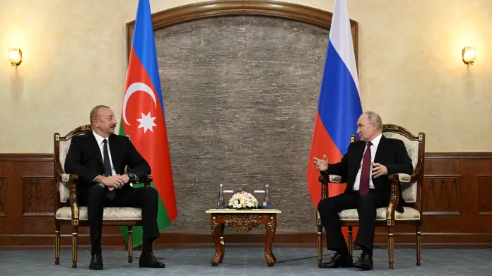 Ázerbájdžánský prezident Ilham Alijev s ruským vládcem Vladimirem Putinem na schůzce v říjnu 2023