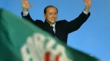 Berlusconi kyne davu ku příležitosti desátého výročí od vstupu do politiky (24. ledna 2004)