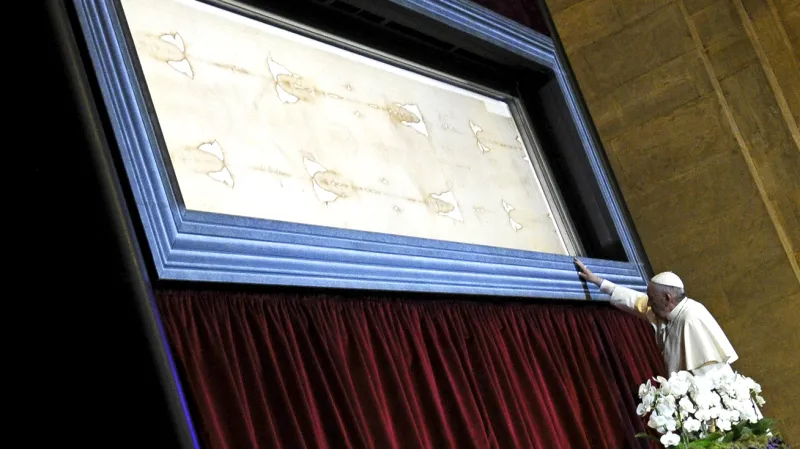 Papež František u turínského plátna