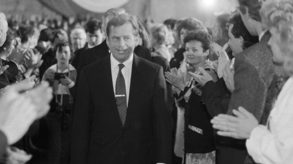 Václav Havel po složení ústavního slibu v roce 1990