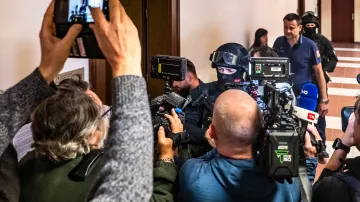 Eskorta zajišťuje sedmnáctiletého mladíka, který byl odsouzen za vraždu dvou prodavaček, u krajského soudu v Hradci Králové