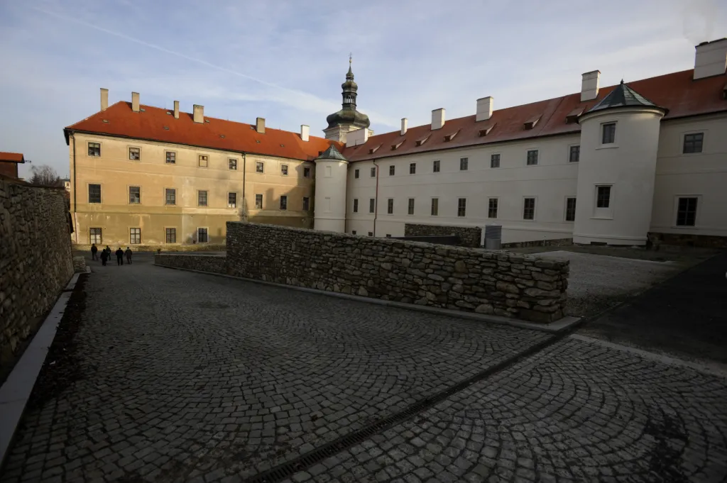 Již v roce 1142 na místě současného města Kutná Hora na pozvání Miroslava z Markvartic začalo dvanáct cisterciáckých mnichů budovat klášter. Na rozsáhlých pozemcích, které šlechtic řádu věnoval, bylo později objeveno stříbro. To přineslo bohatství nejen klášteru, ale hlavně nově vzniklému městu. Fotografie ukazuje pohled na Jezuitskou kolej