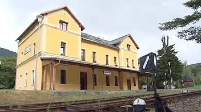 V Merklíně u Karlových Varů přestavěli vlakové nádraží na nájemní byty.