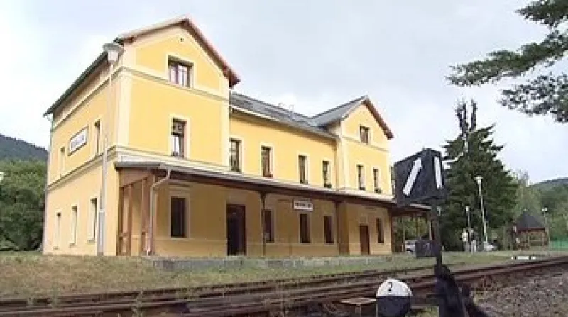 V Merklíně u Karlových Varů přestavěli vlakové nádraží na nájemní byty.