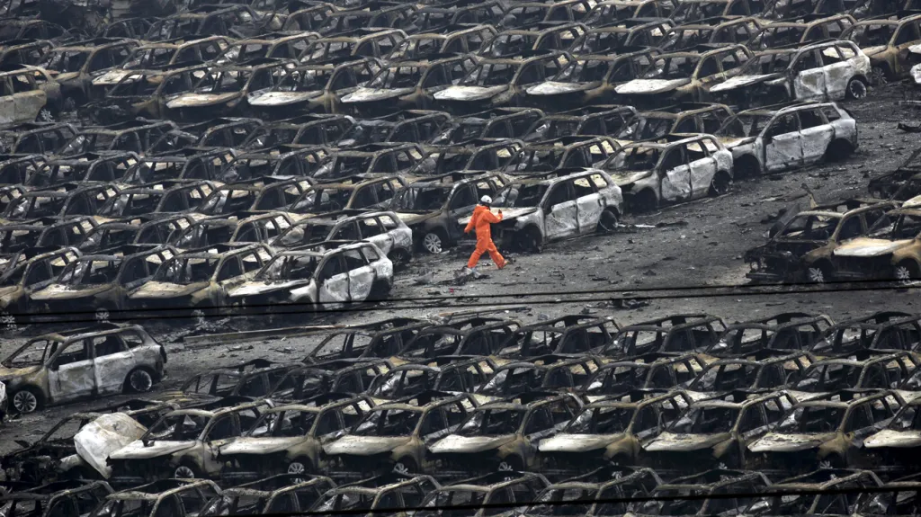 Záchranáři pátrají v troskách po obětech exploze v Tchien-ťinu