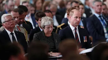 Britská premiérka Theresa Mayová a princ William na pietní akci ve městě Amiens