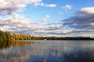 Sobota bude teplejší, ale deštivá, v neděli se ochladí, ukazuje předpověď