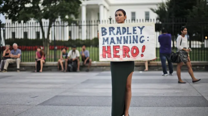 Manningovi příznivci před Bílým domem