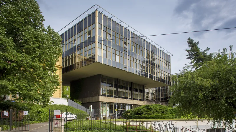 Institut plánování a rozvoje hl. m. Prahy má sídlo v historicky cenné budově od architekta Karla Prágnera ve stylu brutalismu. Budově ve Vyšehradské ulici v Praze se přezdívá Pragnerovy kostky