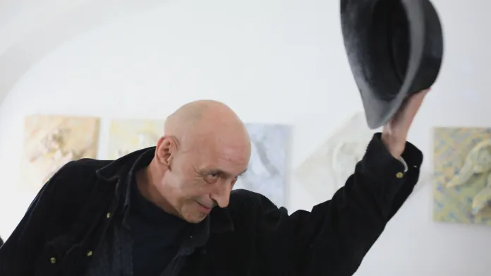 Libor Krejcar na zahájení své výstavy Strážci paměti (Galerie U Prstenu)