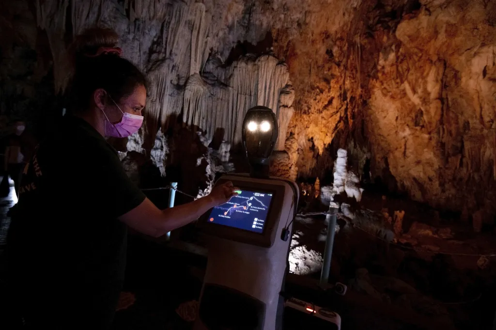 První robotí průvodce na světě, který předává informace turistům v jeskynním systému, se jmenuje Persefona. Turistům slouží v řecké jeskyni Alistrati